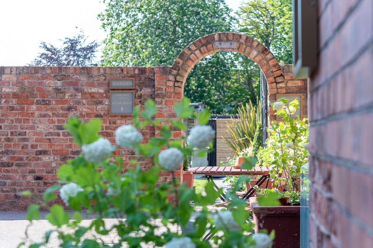 Clementine'S Guest House Йорк Екстериор снимка The garden of the former stable block