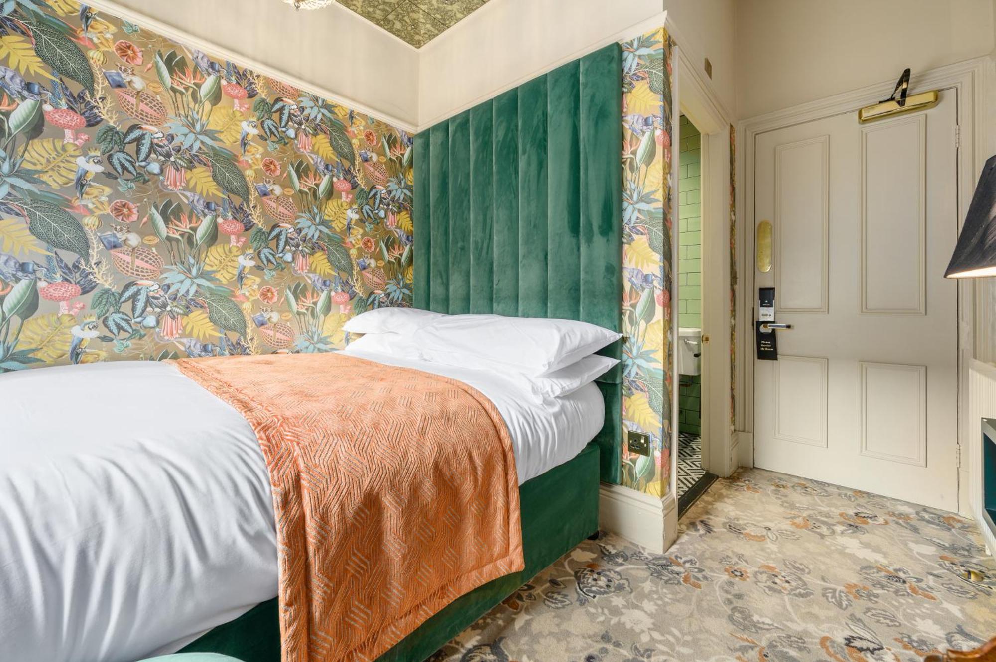 Clementine'S Guest House Йорк Екстериор снимка A bedroom at The Mitre Hotel
