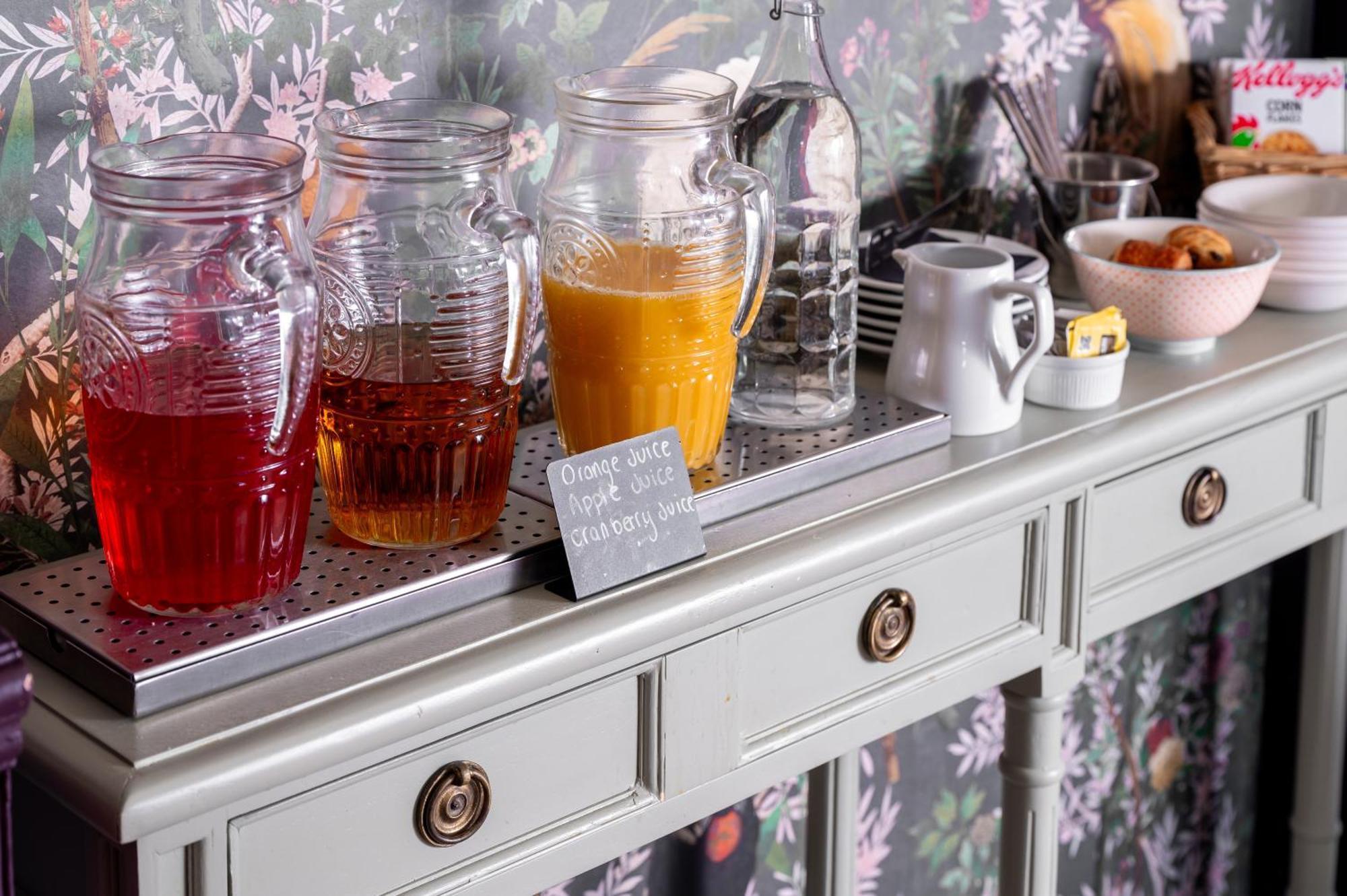 Clementine'S Guest House Йорк Екстериор снимка A buffet with a selection of fruit juices